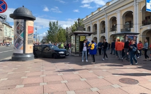 В Петербурге иномарку вынесло на тротуар Невского проспекта