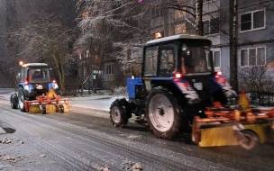 На уборку дорог от снега 15 ноября в Ленобласти вышли 300 спецмашин