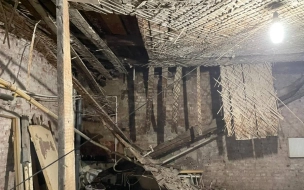 Обвалился потолок в квартире на Дегтярном переулке