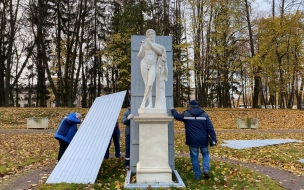 Парковые скульптуры в Гатчине одели в специальные футляры на зиму