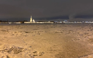 Безрассудные петербуржцы вышли на лёд Фонтанки