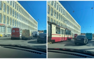 Инкассаторская машина столкнулась с авто службы доставки на юге Петербурга