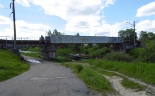 Ребенок застрял на железнодорожном мосту через реку Тосно