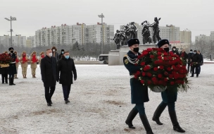 Власти Петербурга возложили цветы к памятнику героическим защитникам Ленинграда в День прорыва блокады
