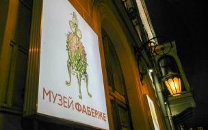 Художники в Петербурге раскрасили гигантские пасхальные яйца