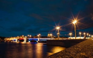 В Петербурге 23 февраля включат праздничную подсветку Дворцового моста