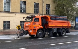 Более 40 тыс. "кубов" воды использовали для полива дорог в Петербурге за неделю