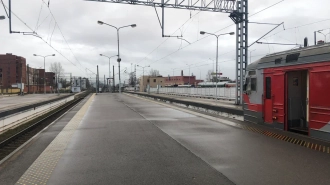 Электричка насмерть сбила мужчину у вокзала в Колпино