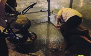 Очевидец рассказал подобности о пьяной матери, уснувшей на остановке с коляской в Петербурге