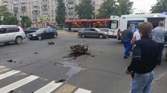 В Петербурге мотоциклист на огромной скорости врезался в Hyundai