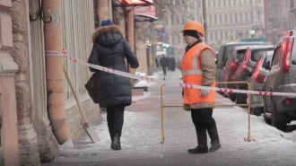 Коммунальщики подвергли опасности жизни петербуржцев во время уборки крыши от снега