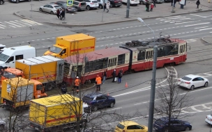 Трамвай сошел с рельсов на проспекте Энгельса 