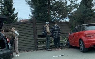 В Озерках красная "Ауди" впечатала велосипедиста в забор 