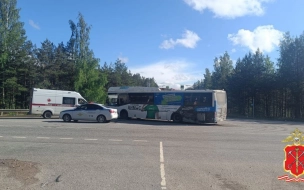 В Ленобласти столкнулись автобус и "КамАЗ". Пострадали пятеро пассажиров