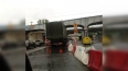 Военный грузовик застрял под Боровым мостом и собрал ...