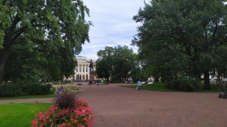 На площади Искусств отмыли памятник Пушкину