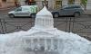 Петербуржцы слепили из снега Казанский собор в миниатюре