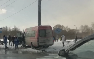 Маршрутка врезалась в ограждение и снесла дорожный знак на Светлановском проспекте