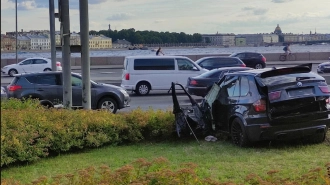 В жестком ДТП пострадали водитель и пассажир BMW на Пироговской набережной