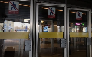 Станцию "Проспект Ветеранов" закрыли на вход из-за большого пассажиропотока