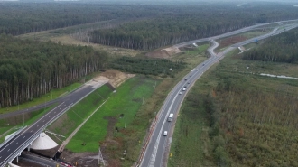 Лопнувшее колесо разбило стекло автобуса на трассе "Кола"