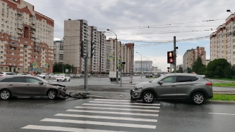 На перекрестке Стародеревенской и Богатырского столкнулись две иномарки