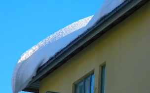 В Выборге на 17-летнюю девушку с крыши упала снежная глыба