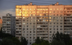 Пожилая женщина выпала из окна дома в Каменногорске 