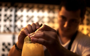 Петербург стал вторым городом России по числу ищущих работу барменов
