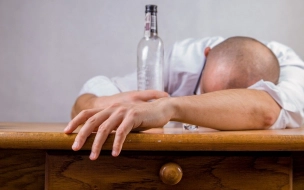 В "Сколково" заявили, что потребление нелегального алкоголя в России остается на опасно высоком уровне 