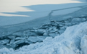 В КЗС петербуржцев предупредили об опасности выхода на лед