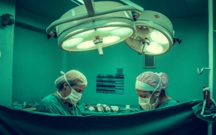 В Петербурге онкологи провели редчайшую операцию женщине с раком гортани