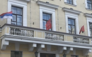 Петербург и Бугры встретили Первомай в цветах сербского флага