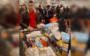 Петербуржцы стоят в огромных очередях в закрывающихся гипермаркетах Prisma
