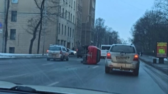 Красный автомобиль опрокинулся у пожарной части на Приморском проспекте