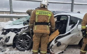 Петербурженка на Opel протаранила трактор на Суздальском проспекте