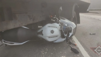 Грузовик при повороте подмял под себя мотоциклиста на Пискарёвском проспекте