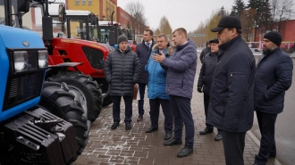 Петербург получит более 1 тыс. белорусских тракторов до конца года