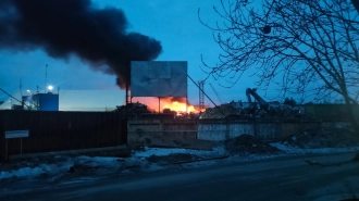 Пожар в промзоне на Волхонском продолжают тушить