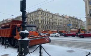 Центр Петербурга снова перекрыли снегоуборочными и полицейскими машинами