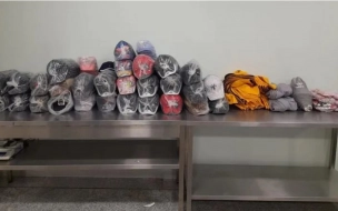 У туриста из Душанбе в багаже нашли 900 шляп