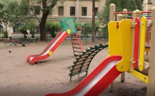 В Петербурге 4-летний мальчик сломал позвоночник, упав с горки на детской площадке