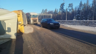 Движение на трассе А-181 "Скандинавия" затруднено из-за опрокидывания грузовика