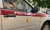 В центре Петербурга мужчина бросил бутылку из-под шампанского на дорогу