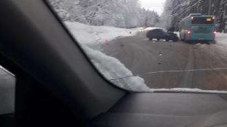 Легковушку развернуло поперек дороги во время лобового ДТП под Зеленогорском