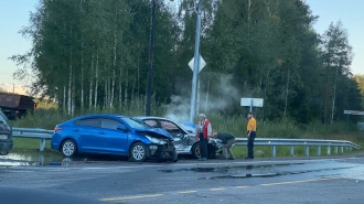 На Дороге Жизни доставали ребенка из заднего окна автомобиля, попавшего в серьезную аварию 