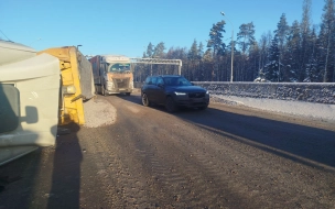 Движение на трассе А-181 "Скандинавия" затруднено из-за опрокидывания грузовика