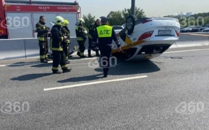 Автомобиль такси перевернулся в аварии на МКАД