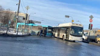 Лазурный и белый автобусы столкнулись  у Балтийского вокзала