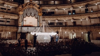 В Мариинском театре показали, как моют люстру весом 2 тонны на исторической сцене